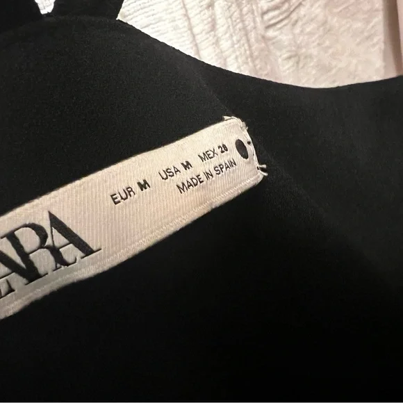 Elegant black dress. An absolute essential. Thick fabric. - Picture 5 of 5